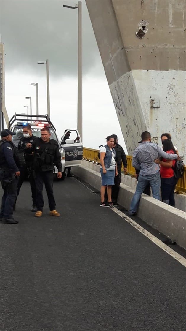 Mujer pretendía saltar del Puente en Tampico.