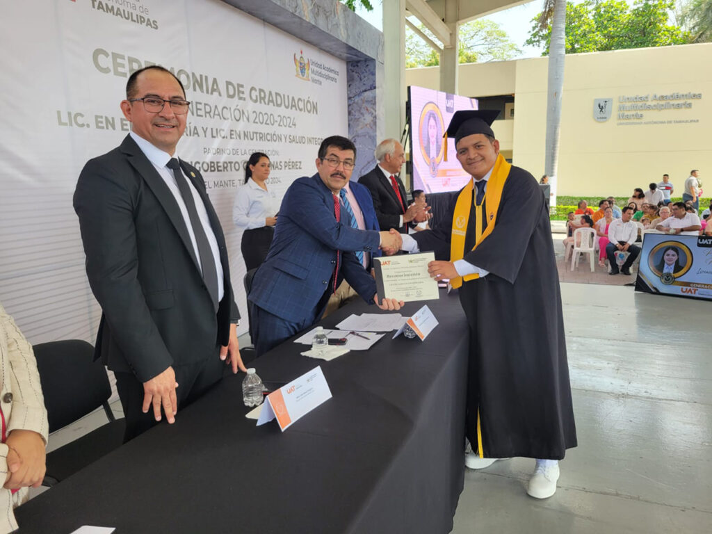 Rector de la UAT, Dámaso Anaya, preside graduación en la UAM Mante