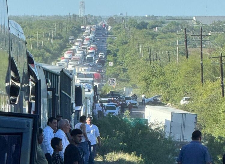 Permanecen los bloqueos carreteros en Tamaulipas