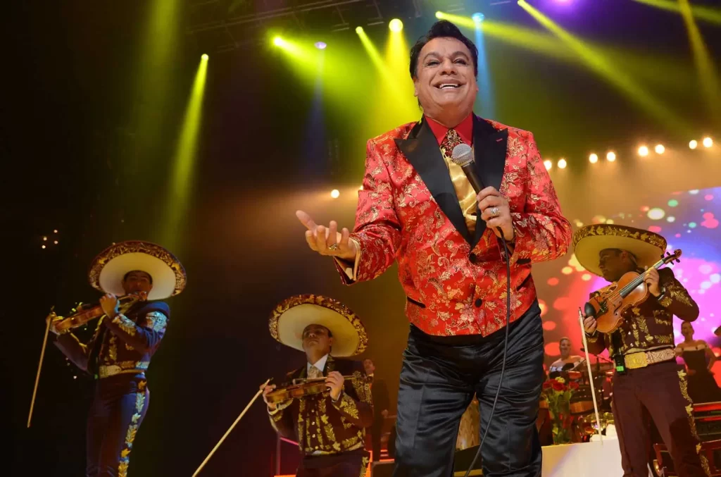 Juan Gabriel inspira una nueva colección de ropa de diseñador