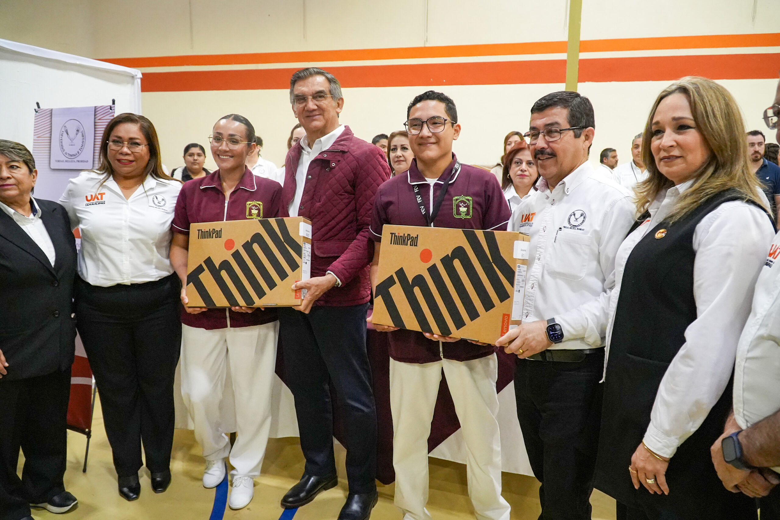 Gobernador y rector hacen entrega histórica de equipos decómputo a estudiantes y docentes de la UAT