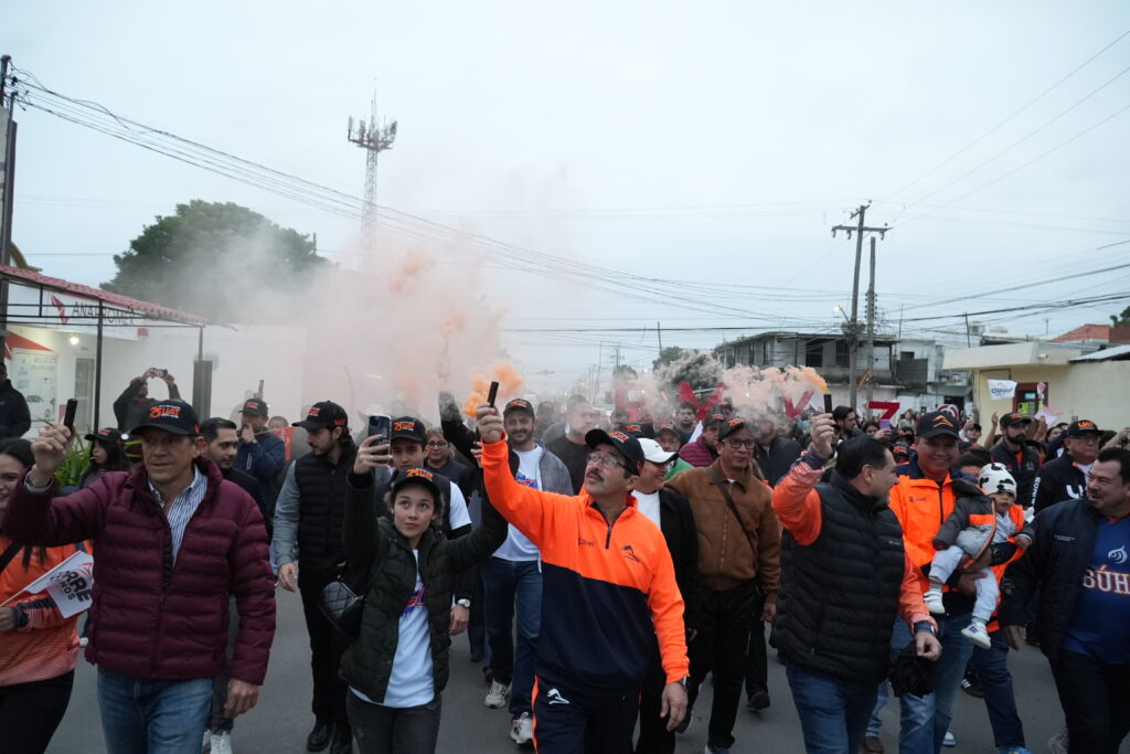 Encabeza rector caravana naranja en apoyo al Correcaminos